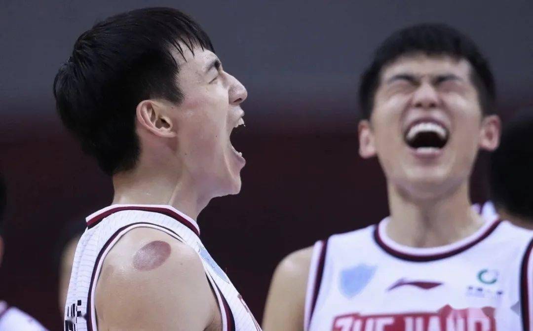 惊险一战！湖北足球俱乐部在比拼中突围成功的简单介绍