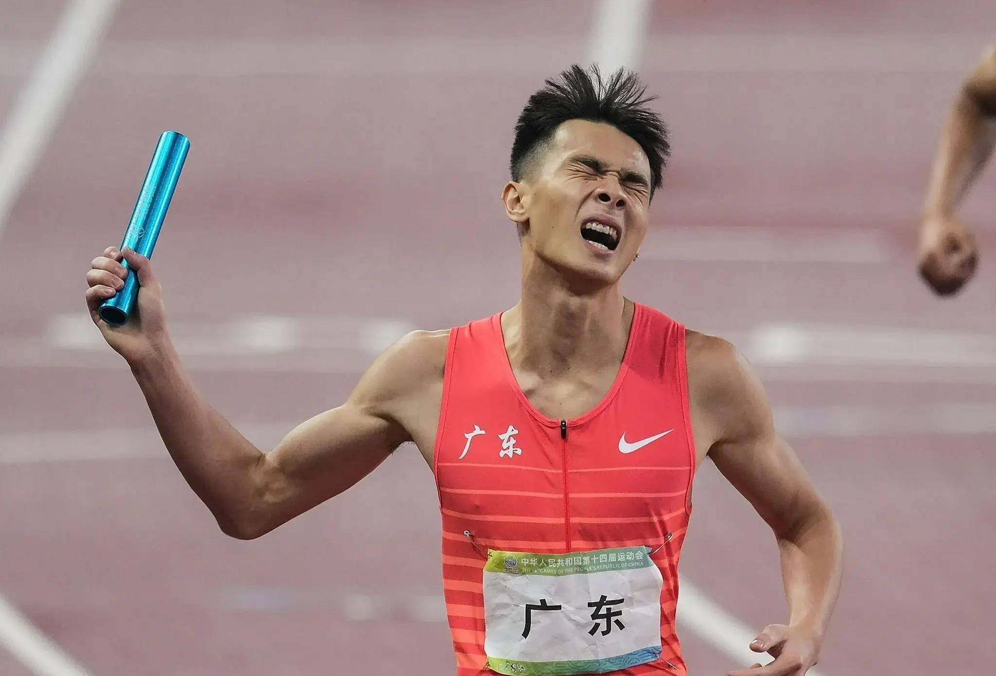 关于胜负不分伯仲，运动员们做出精采表现的信息