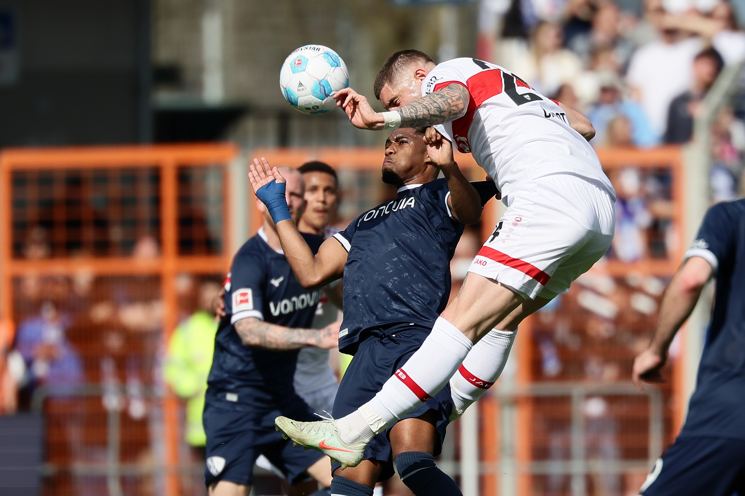 足球比赛中将展现球员们的技术和拼搏精神