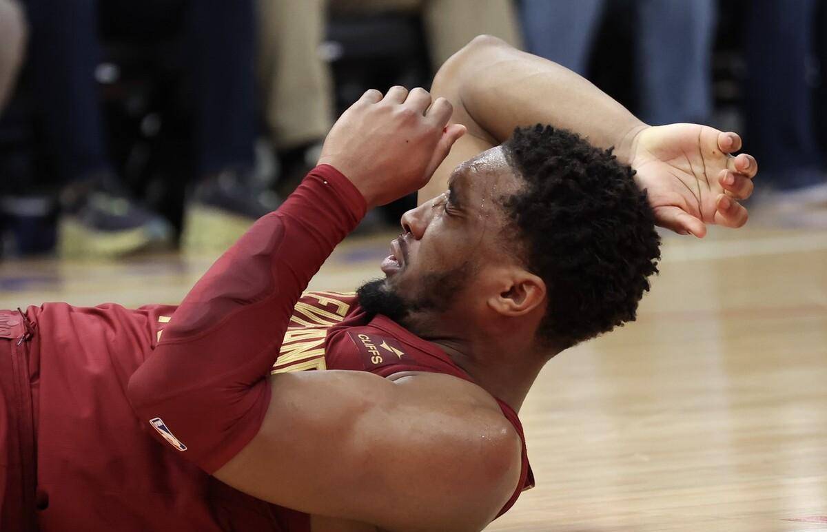 火箭客场逆转骑士，取得关键胜利