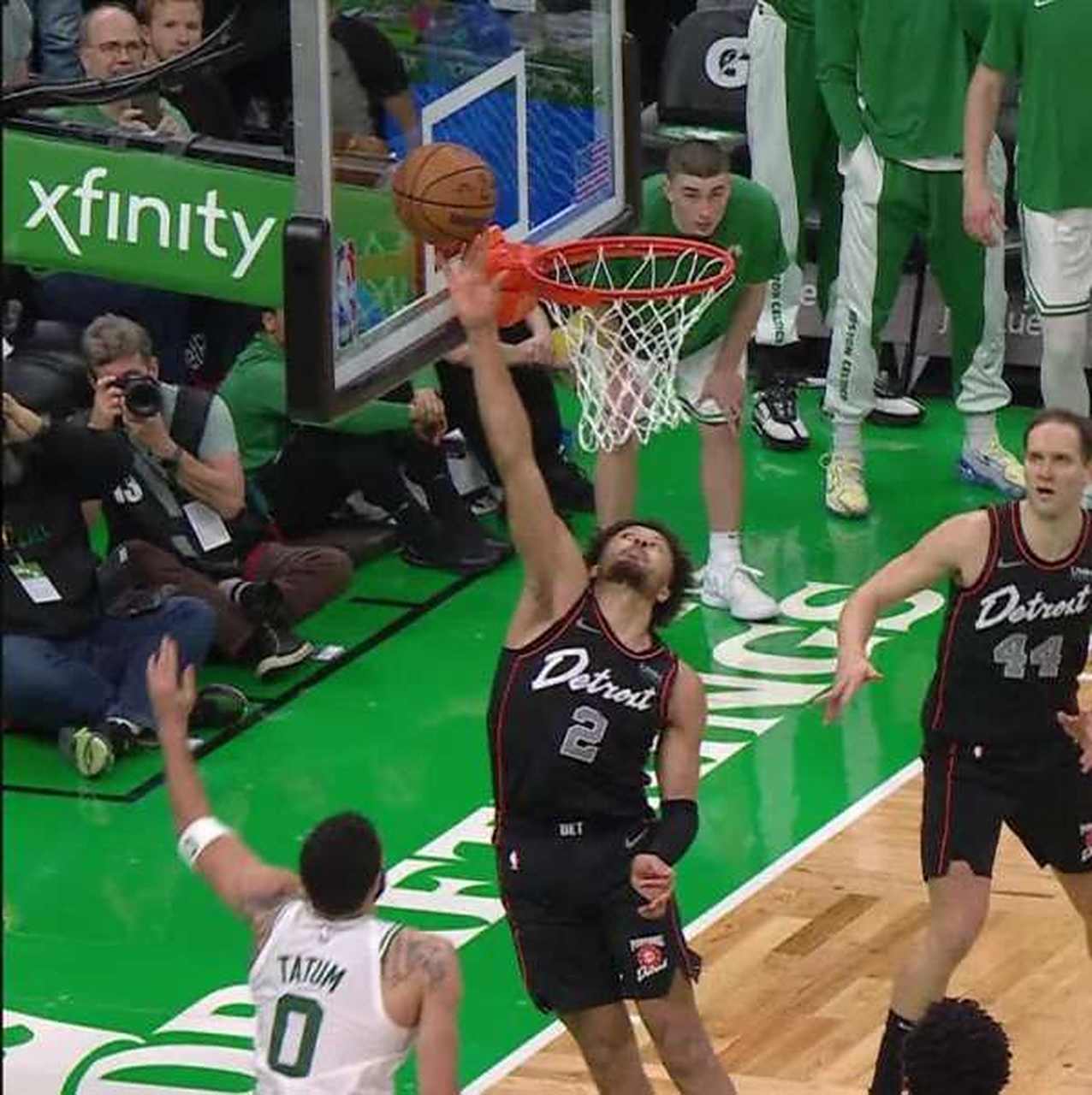 关于活塞大胜凯尔特人，伍德全场贡献双20+的信息