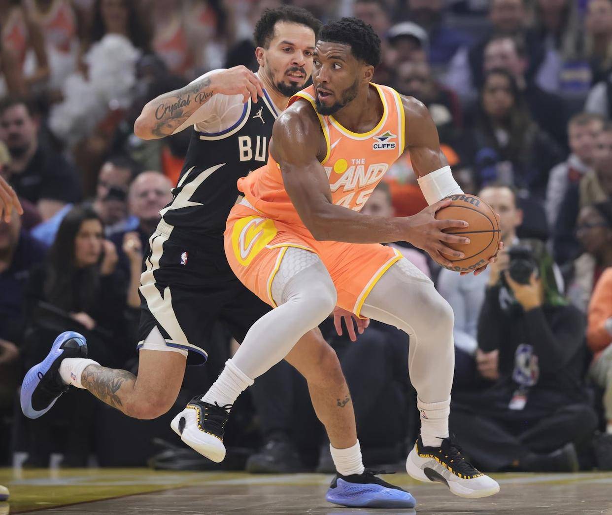 上海队完胜雄鹿，米切尔统治全场